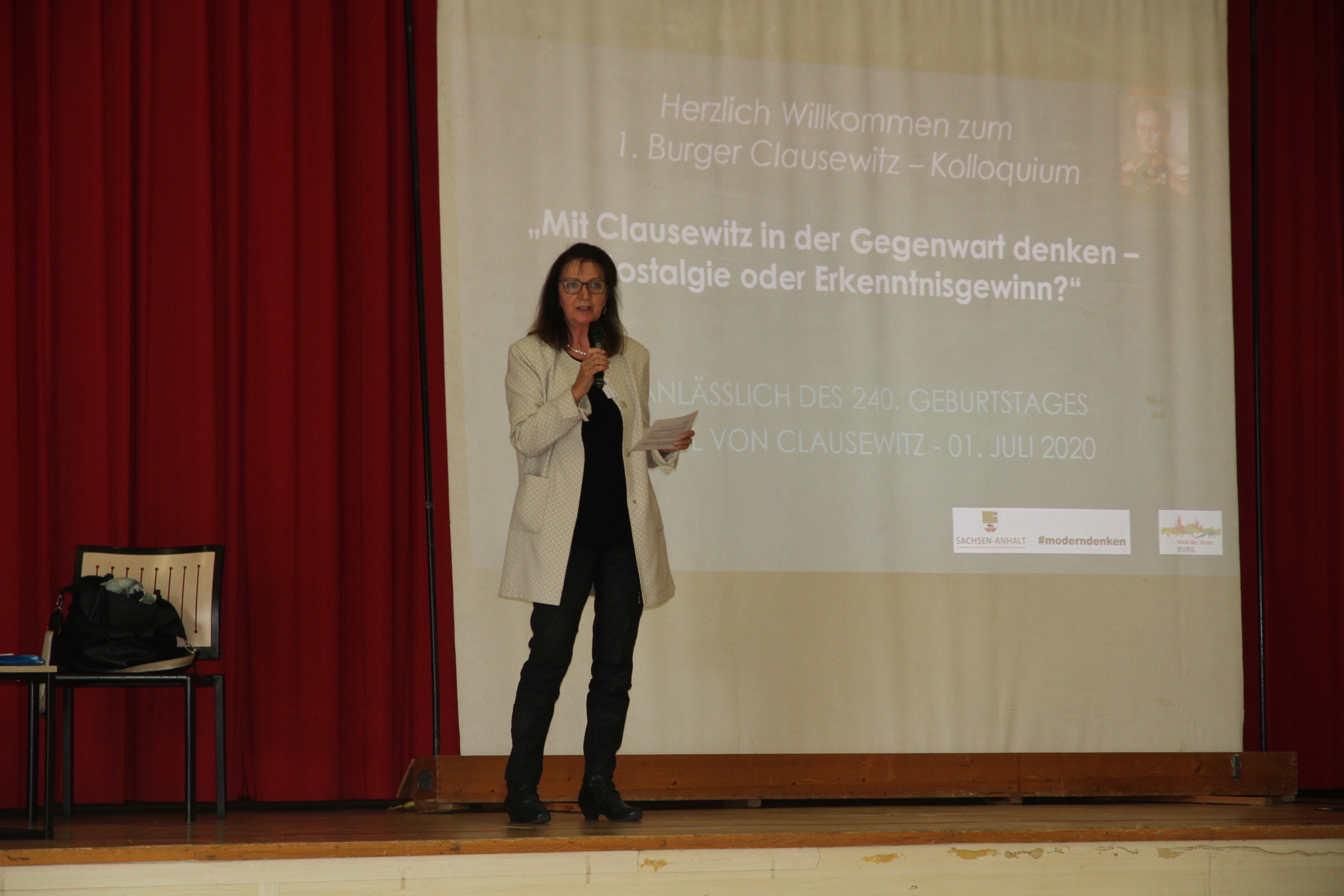 Bettina von Clausewitz moderiert die Veranstaltung. Foto: Landeskommando S-A